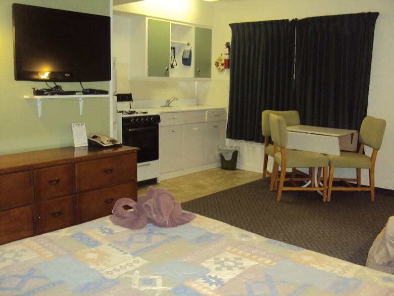 100 Mile Motel & Rv Park