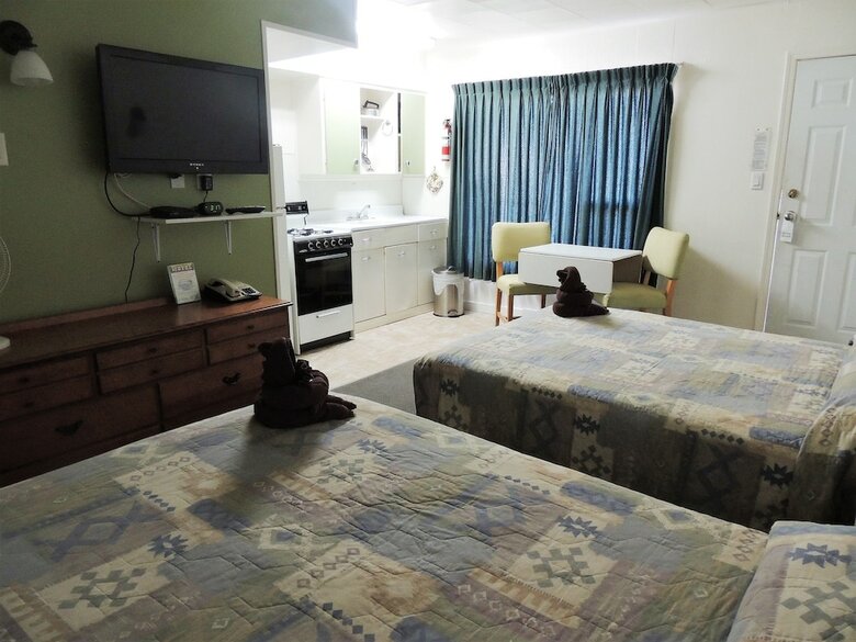 100 Mile Motel & Rv Park