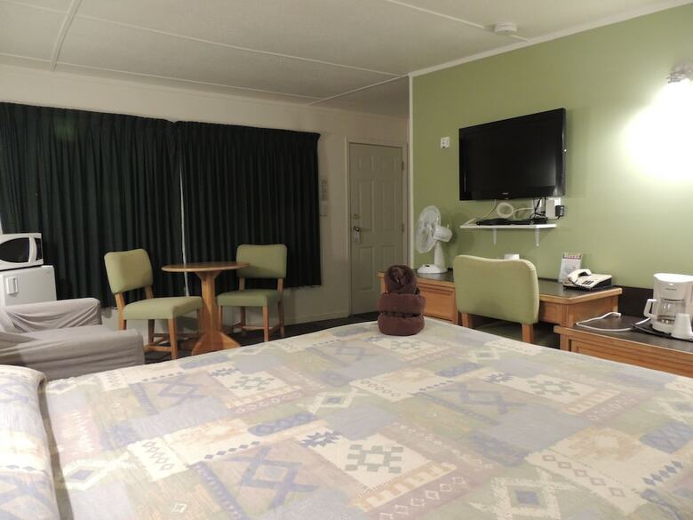 100 Mile Motel & Rv Park