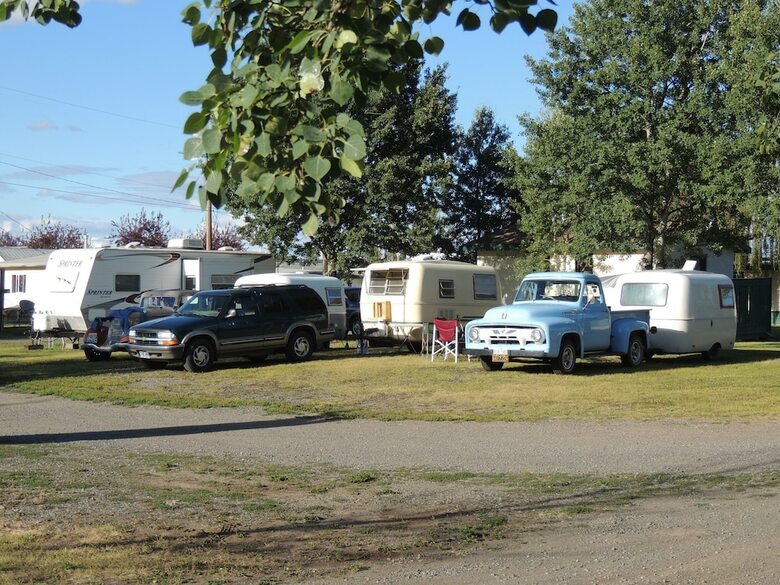 100 Mile Motel & Rv Park