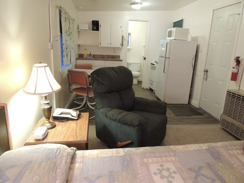 100 Mile Motel & Rv Park