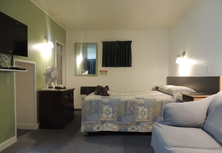 100 Mile Motel & Rv Park