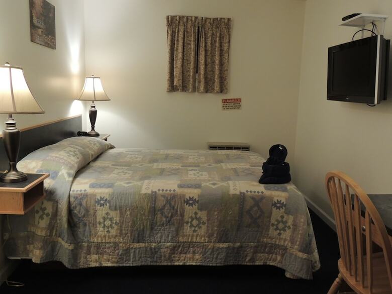 100 Mile Motel & Rv Park