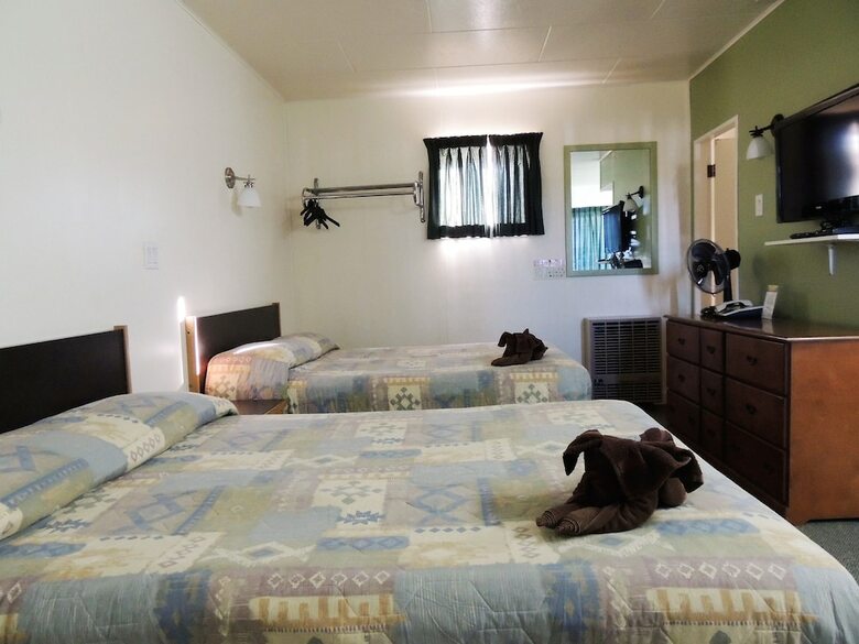 100 Mile Motel & Rv Park