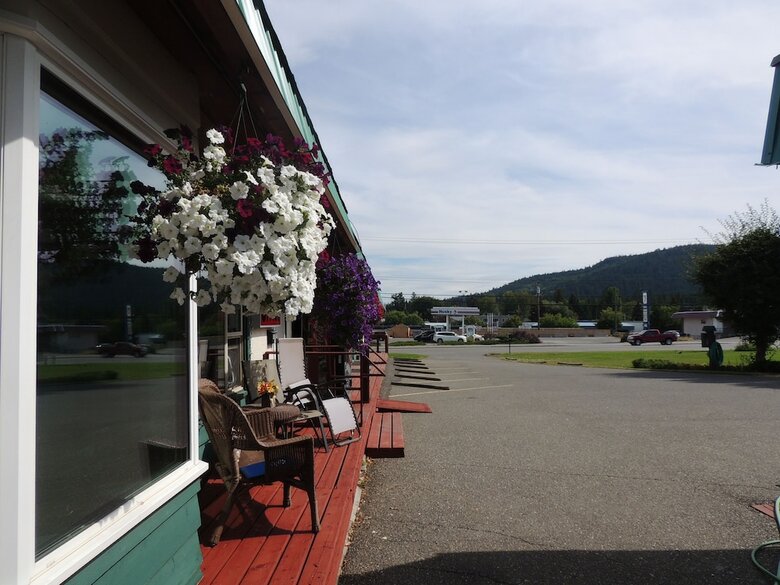 100 Mile Motel & Rv Park