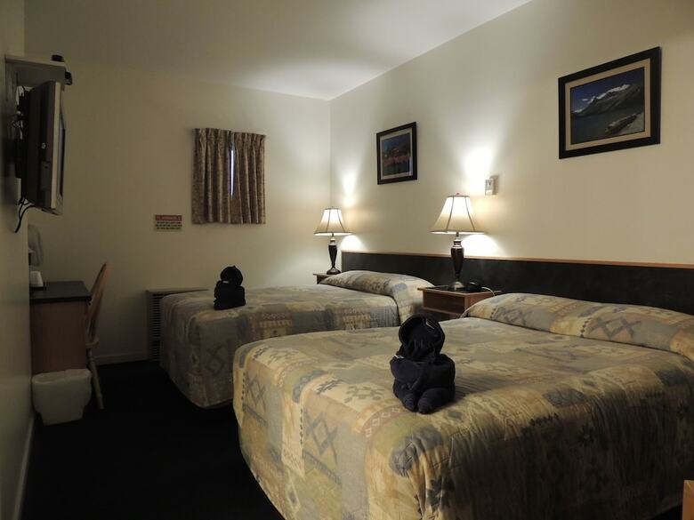 100 Mile Motel & Rv Park