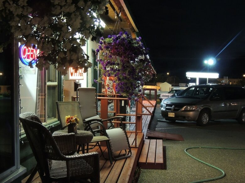 100 Mile Motel & Rv Park