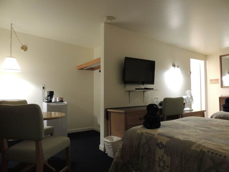 100 Mile Motel & Rv Park