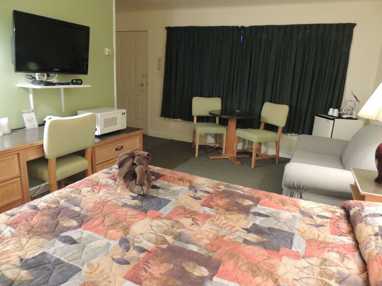 100 Mile Motel & Rv Park