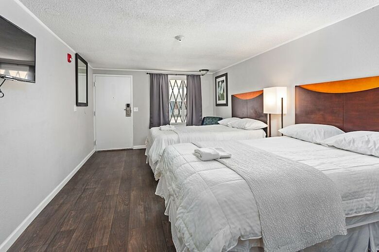Hotel Golden Isles Inn & Suites