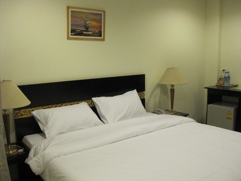 Hotel The Bang Khun Phrom Suites