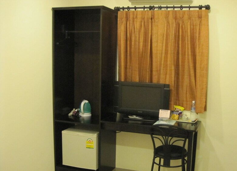 Hotel The Bang Khun Phrom Suites
