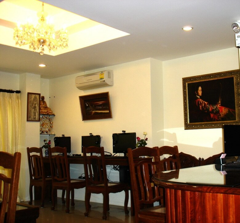 Hotel The Bang Khun Phrom Suites