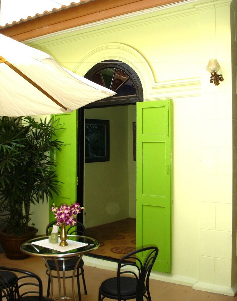 Hotel The Bang Khun Phrom Suites