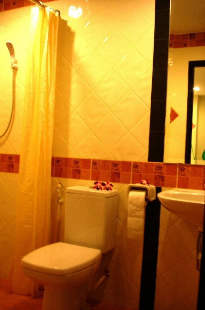 Hotel The Bang Khun Phrom Suites