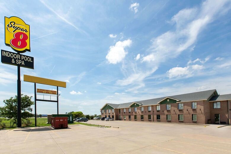 Hotel Super 8 By Wyndham Salina I-70
