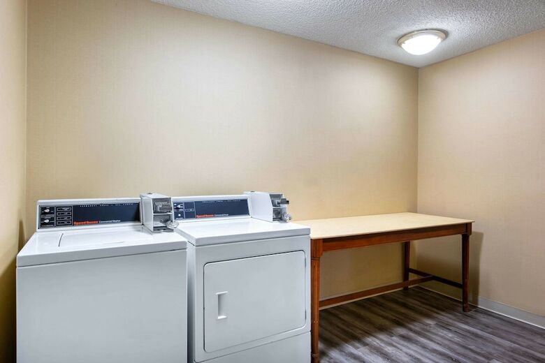 Hotel Super 8 By Wyndham Salina I-70