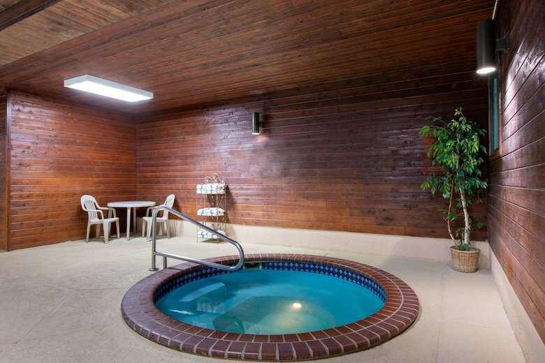 Hotel Super 8 By Wyndham Salina I-70