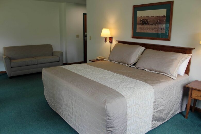 Hotel Farmstead Inn & Conference Center