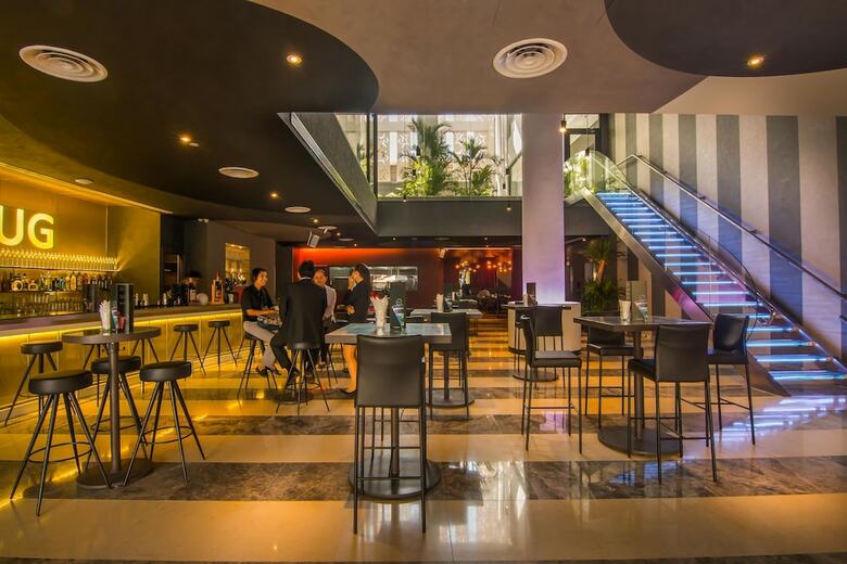 Sun & Moon, Urban Hotel