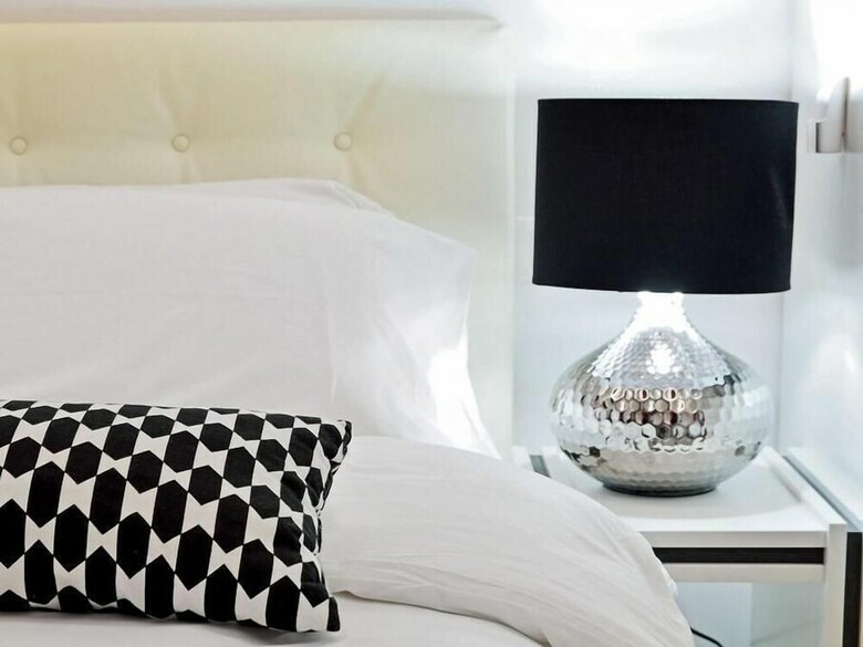 Bed & Breakfast Black & White G&g