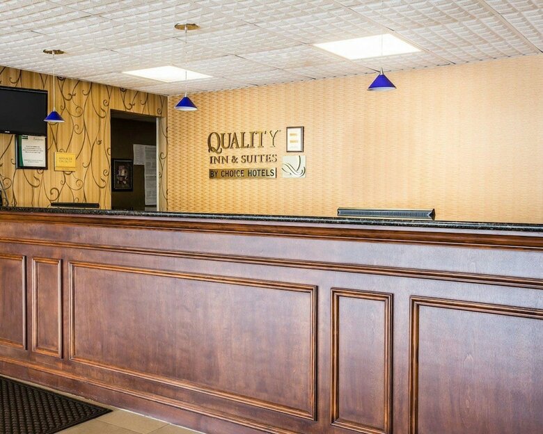 Hotel Quality Inn & Suites Airpark East