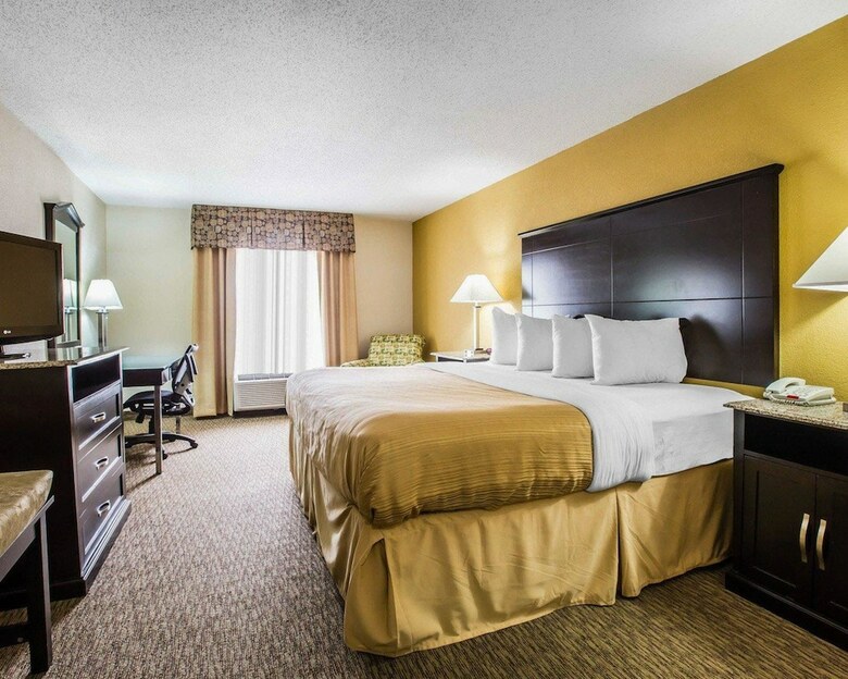 Hotel Quality Inn & Suites Airpark East