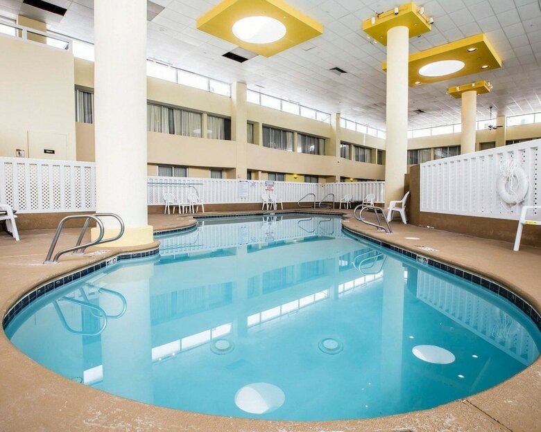 Hotel Quality Inn & Suites Airpark East