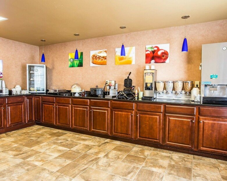 Hotel Quality Inn & Suites Airpark East