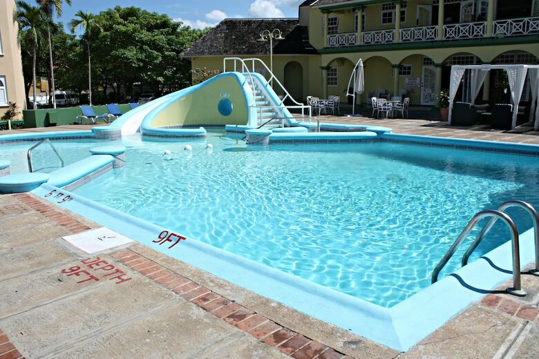 Private 2 Bedroom Condo A31 Sandcastle