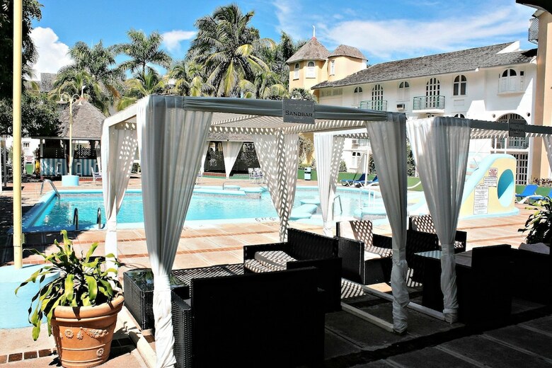 Private 2 Bedroom Condo A31 Sandcastle