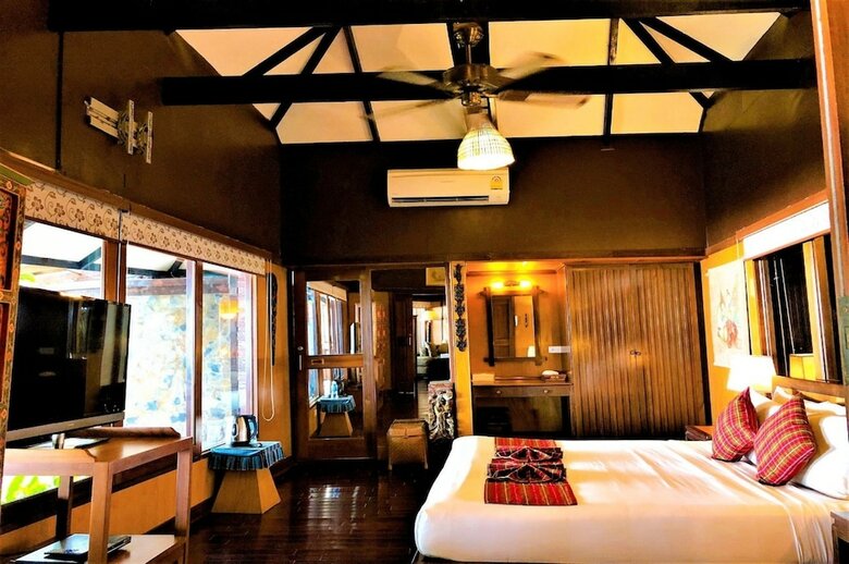 Hotel Birds And Bees Resort