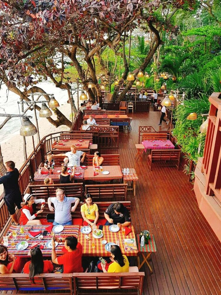 Hotel Birds And Bees Resort