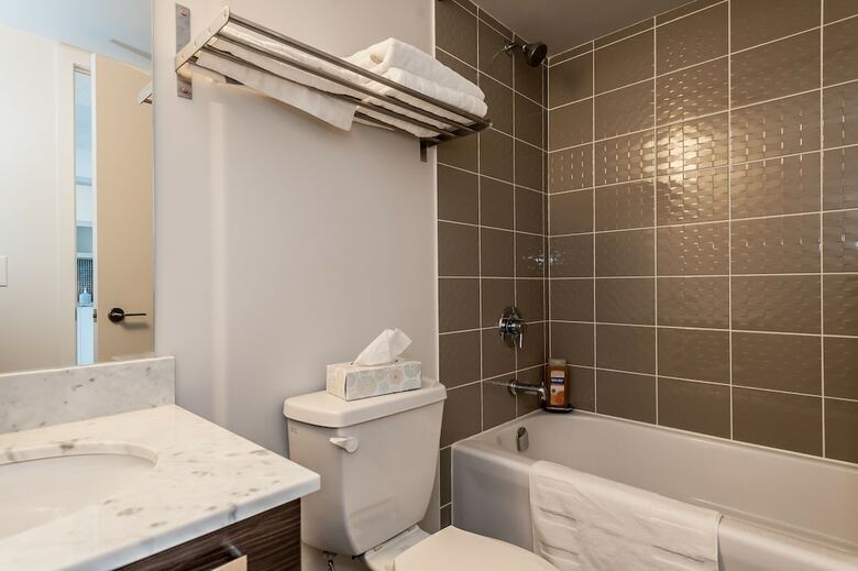 Life Suites Soho 2 Bed | 2 Bath Cn Tower View