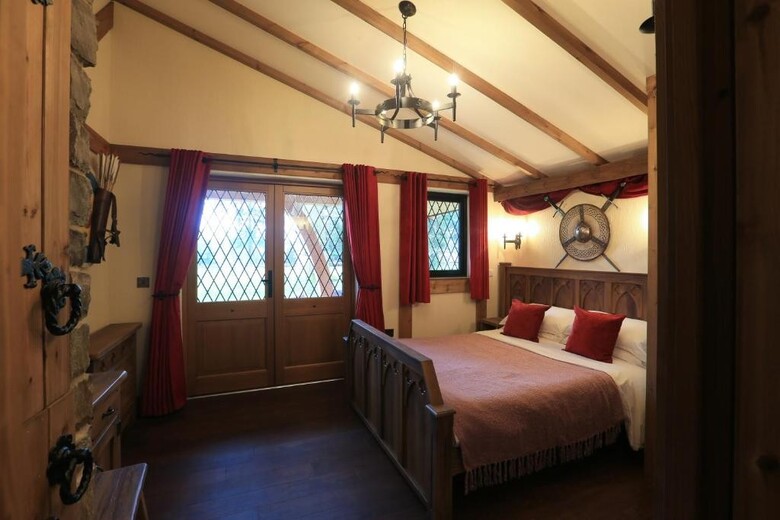 Hotel Warwick Castle Knight's Village