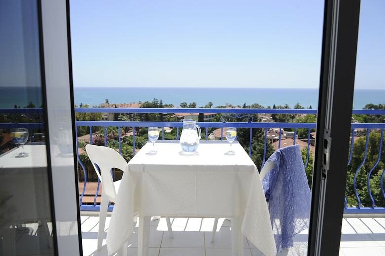 Joker Side Hill Suite Hotel