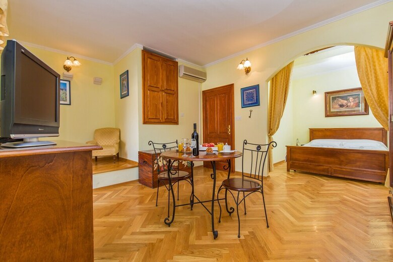 Old Town Apartments By Irundo