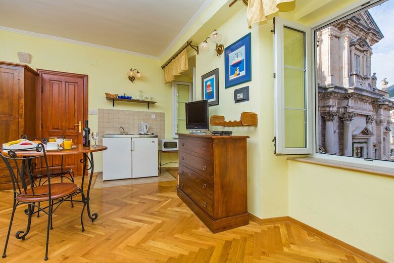 Old Town Apartments By Irundo