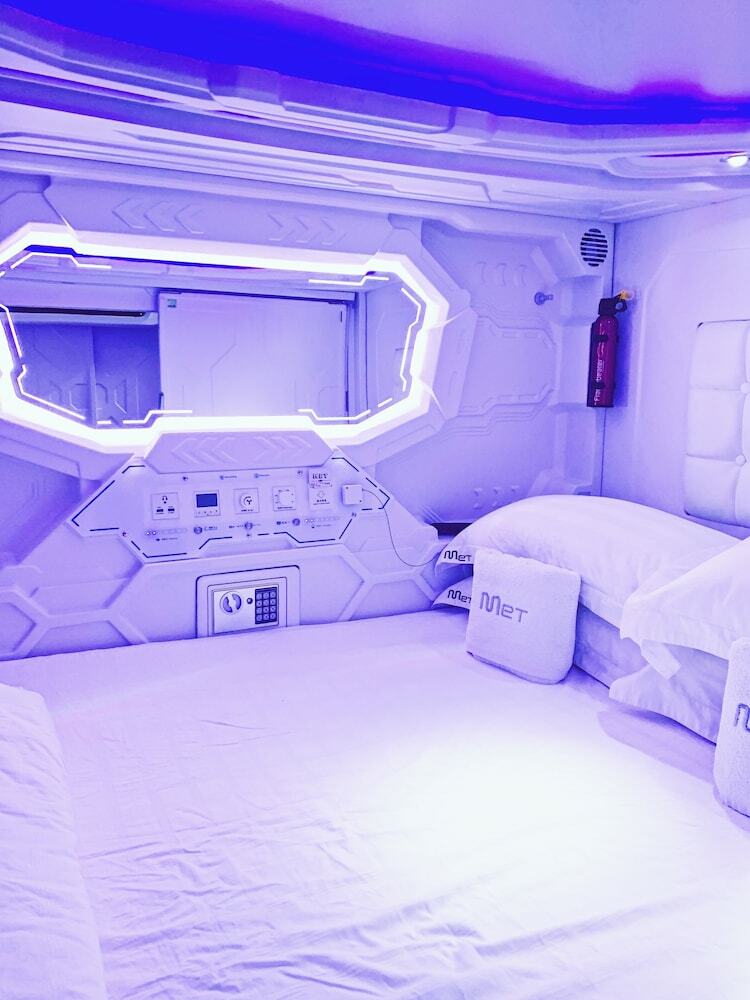 Met A Space Pod @ Boat Quay