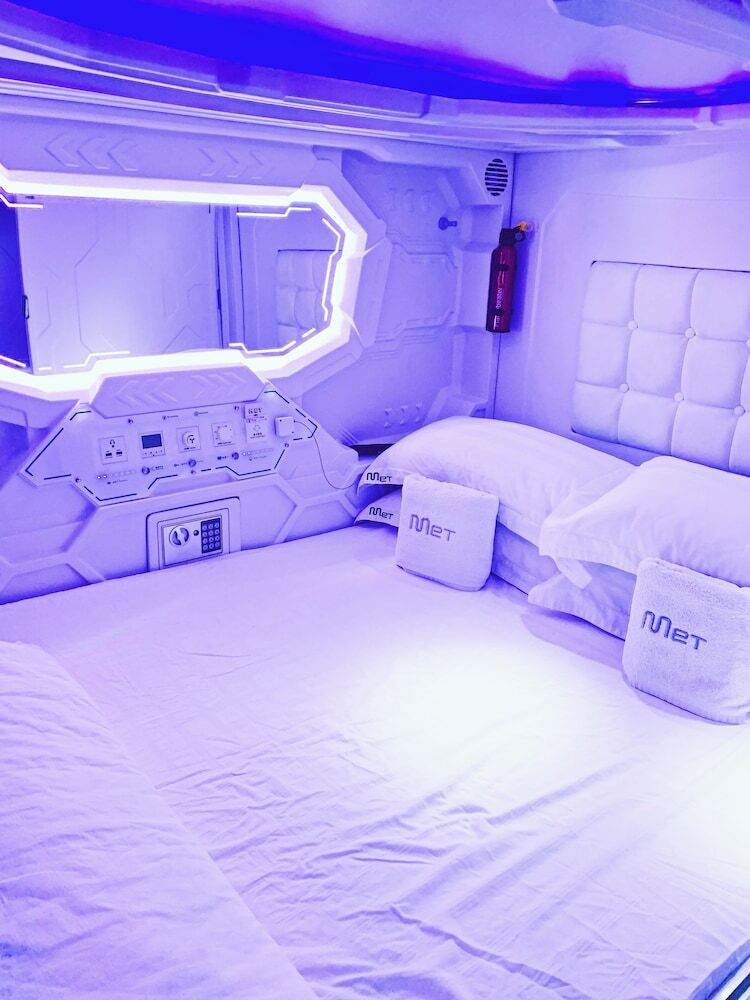 Met A Space Pod @ Boat Quay