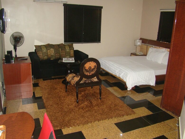 Hotel Charlies Place And Suite