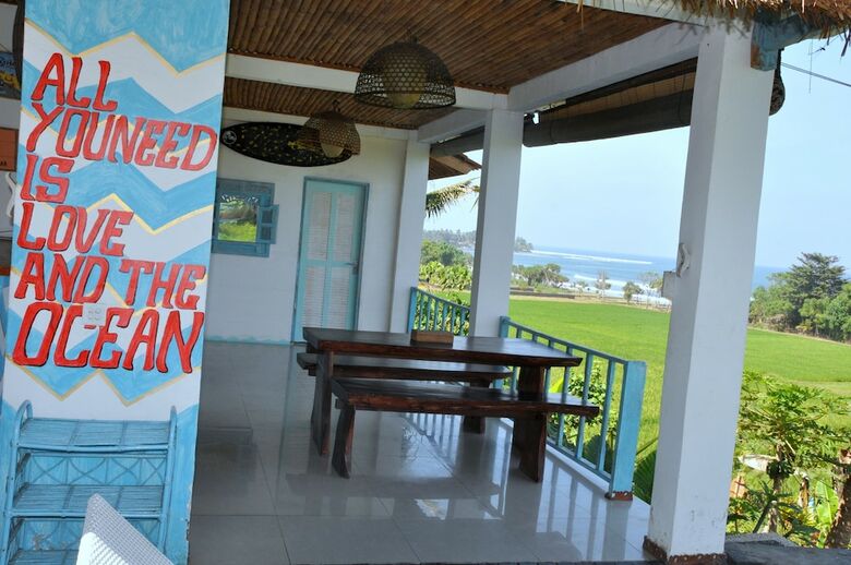 Hotel Dikaloha Medewi Surfcamp
