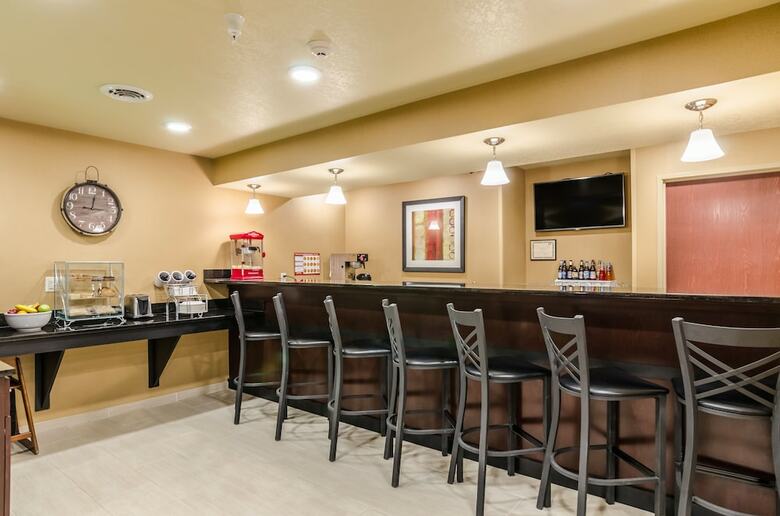 Hotel Cobblestone Inn & Suites - Oberlin