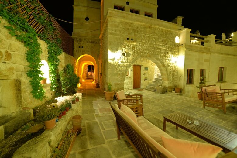 Canyon Cave Hotel