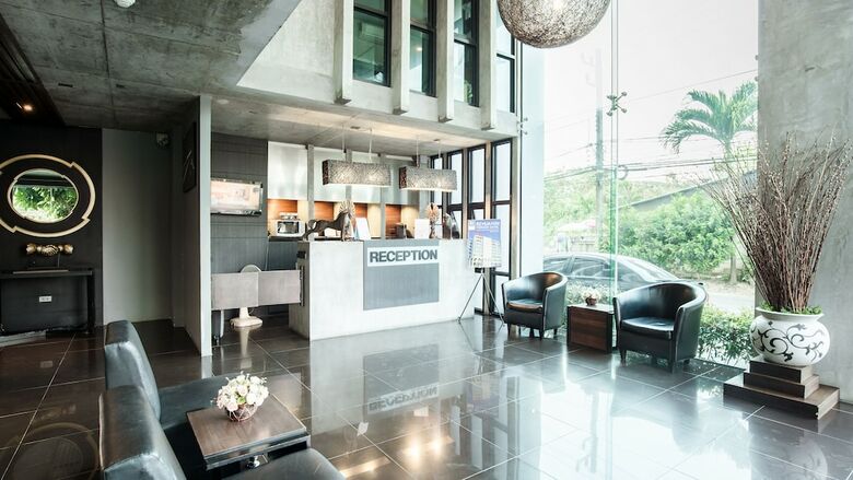 B2 Black Business & Budget Hotel