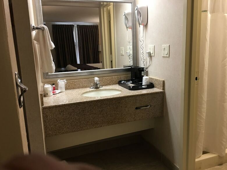 Hotel Ramada By Wyndham Rockville Centre