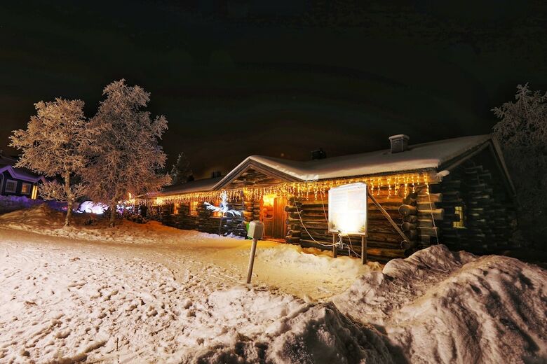 Hotel Log House Kuukkeli Teerenpes�