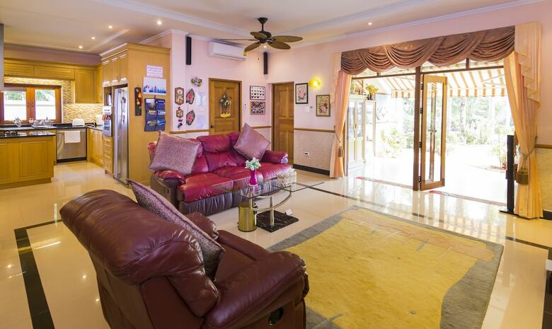 Relaxing Palm Pool Villa