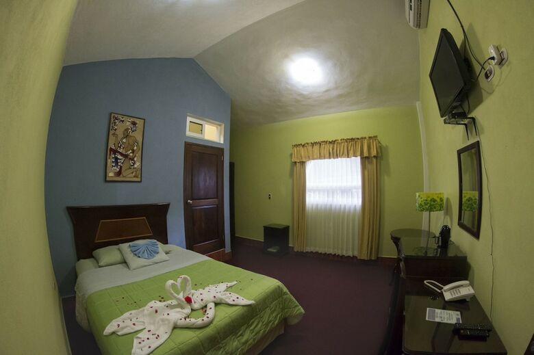 Hotel La Ribiera Del Lago Peten Itza