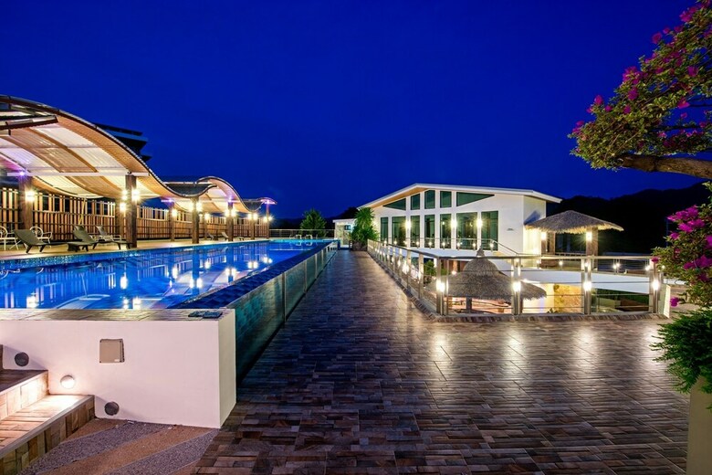 Hotel Chalong Miracle Lakeview Resort & Spa